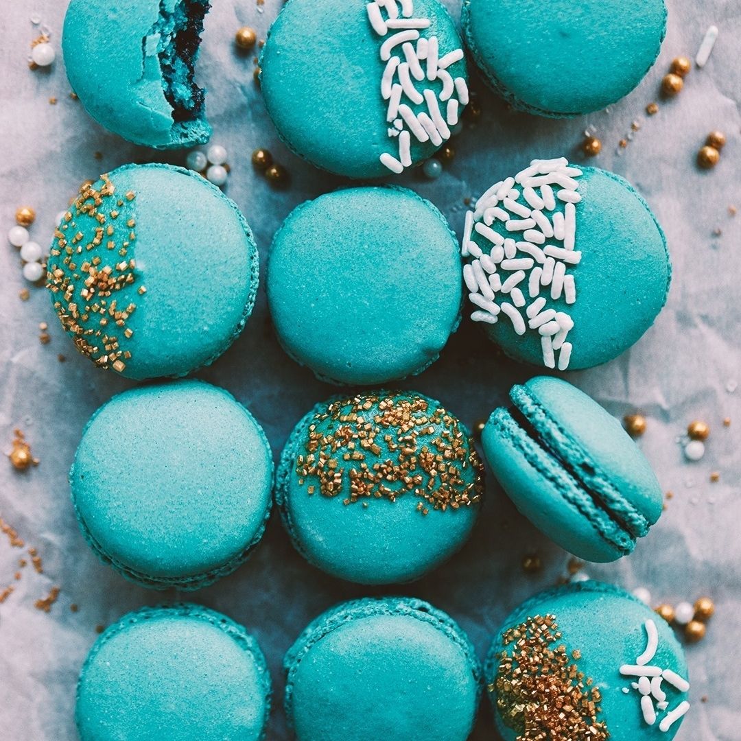 Blue macarons with glitter